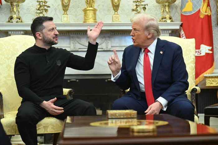 Tổng thống Mỹ Donald Trump (phải) và Tổng thống Ukraine Volodymyr Zelensky tại Phòng Bầu dục của Nhà Trắng, ngày 28/2/2025. Ảnh: AP/TTXVN