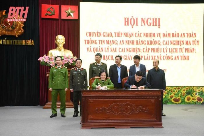 Công an tỉnh và Sở Tư pháp ký kết chuyển giao, tiếp nhận nhiệm vụ cấp Phiếu lý lịch tư pháp.