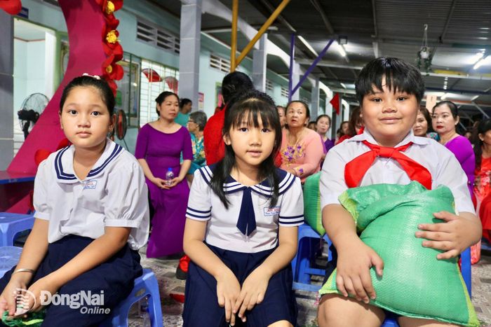 Các em nhỏ được nhận đỡ đầu. Ảnh: Minh Hạnh