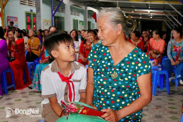 Bà Hồ Thị Hạt và cháu nội không giấu được niềm vui khi nhận quà từ Hội Liên hiệp phụ nữ phường. Ảnh: Minh Hạnh