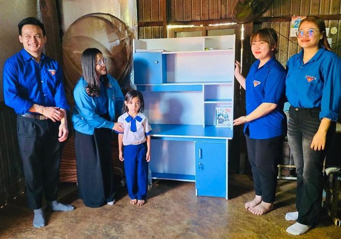  Huyện đoàn Đức Cơ trao tặng góc học tập cho thiếu nhi có hoàn cảnh khó khăn. Ảnh: Thanh Tịnh 