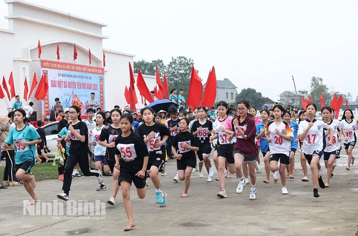 Các vận động viên thi đấu nội dung thiếu niên nữ chạy 2.000 m.