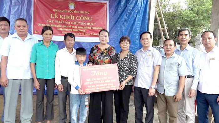 Các đại biểu trao tặng hỗ trợ xây dựng nhà nhân ái cho gia đình học sinh có hoàn cảnh khó khăn tại xã Thượng Long, huyện Yên Lập.