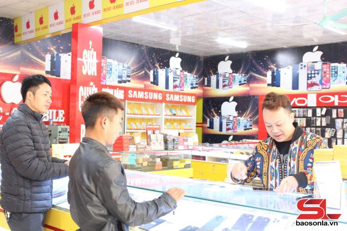 Người dân mua sắm trên địa bàn thị trấn Sông Mã, huyện Sông Mã.