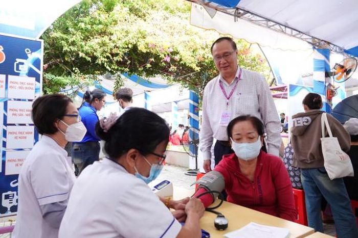Chương trình khám bệnh và phát thuốc miễn phí có sự tham gia của 200 bác sỹ, nha sỹ, dược sỹ, chuyên viên y tế đang công tác tại các bệnh viện ở Thành phố Hồ Chí Minh.