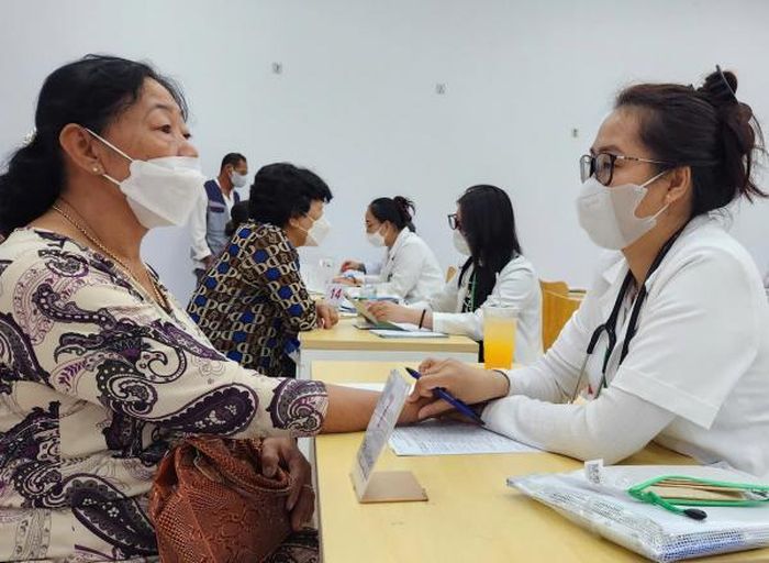 Người dân được tư vấn, khám các bệnh về nội ngoại khoa tổng quát; răng, hàm, mặt; khám và chữa cơ xương khớp,...
