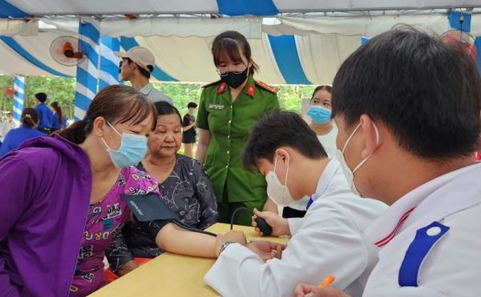 Cán bộ Công an túc trực hướng dẫn và hỗ trợ người dân đến thăm khám bệnh tại chương trình.