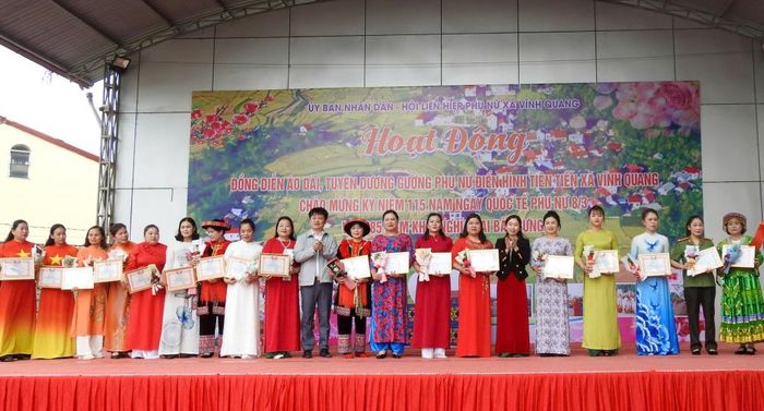 Lãnh đạo UBND Thành phố, Đảng ủy xã Vĩnh Quang trao giấy khen tặng hội viên, phụ nữ có thành tích tiêu biểu, xuất sắc trong công tác Hội và phong trào phụ nữ giai đoạn 2021 - 2025.