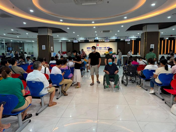 Người dân cần tìm hiểu bệnh viện mình tới khám để có thể chọn khung giờ và cách thức đăng ký phù hợp. Ảnh: Xuân Hoa.
