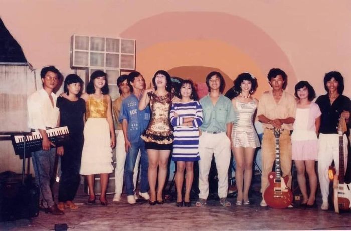 Ánh Tuyết (thứ 4, từ phải qua) thời còn hát nhạc trẻ sôi động, đầu thập niên 1990