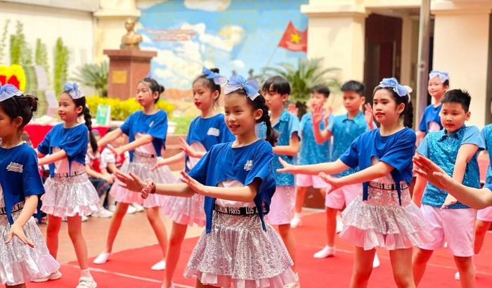  Học sinh Trường Tiểu học Thăng Long (Hoàn Kiếm, Hà Nội) tự hào về ngôi trường nơi Đại tướng Võ Nguyên Giáp từng gắn bó. Ảnh: NTCC 