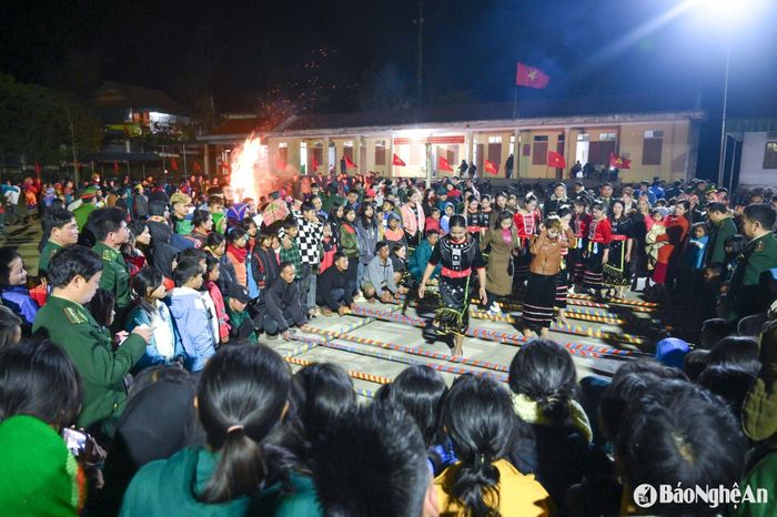 Ngày Biên phòng toàn dân được tổ chức tại xã Keng Đu, huyện Kỳ Sơn. Ảnh tư liệu: Thành Cường