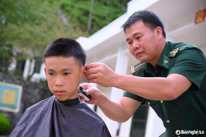 Chăm sóc con nuôi tại Đồn Biên phòng Na Ngoi ( Kỳ Sơn). Ảnh: Khánh Ly