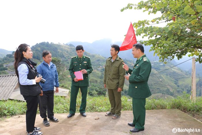 Cán bộ Đồn biên phòng Nậm Cắn trao đổi cán bộ bản Huồi Pốc, xã Nậm Cắn ( huyện Kỳ Sơn). Ảnh: Khánh Ly