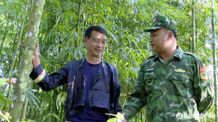 Thiếu tá Bùi Đức Long - Đồn Biên phòng Tri Lễ hướng dẫn người dân bản Pà Khốm, xã Tri Lễ (Quế Phong) trồng cây phát triển kinh tế. Ảnh: Hải Thượng