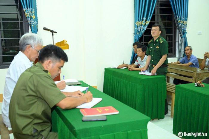 Đồng chí La Văn Ninh - đảng viên biên phòng sinh hoạt tạm thời tại Chi bộ bản Tùng Hương, xã Tam Quang phát biểu tại sinh hoạt chi bộ. Ảnh: Hải Thượng