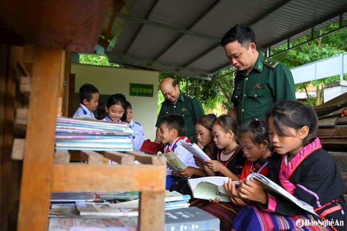 Học sinh đọc sách tại ngôi nhà thiện nguyện của Đồn Biên phòng Mỹ Lý ( Kỳ Sơn). Ảnh: Hải Thượng