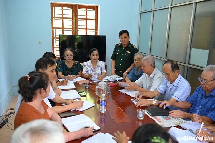 Trung tá Hồ Xuân Tuyến - cán bộ biên phòng tăng cường làm Phó Bí thư Đảng ủy xã Tam Quang (Tương Dương) tham gia sinh hoạt Hội người cao tuổi tại xã. Ảnh: Hải Thượng