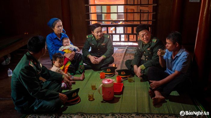 Cán bộ Đồn Biên phòng Thông Thụ thăm gia đình CCB Lương Văn Hồng ở bản Mường Piệt, xã Thông Thụ, huyện Quế Phong. Ảnh tư liệu: Nguyễn Đạo