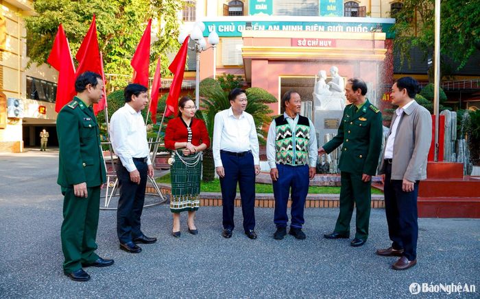 Lãnh đạo Tỉnh ủy, HĐND tỉnh, UBND tỉnh, BĐBP tỉnh trao đổi với cán bộ xã và người uy tín thôn, bản về “phong trào toàn dân tham gia bảo vệ chủ quyền lãnh thổ, an ninh biên giới Quốc gia trong tình hình mới". Ảnh tư liệu: Đình Tuyên