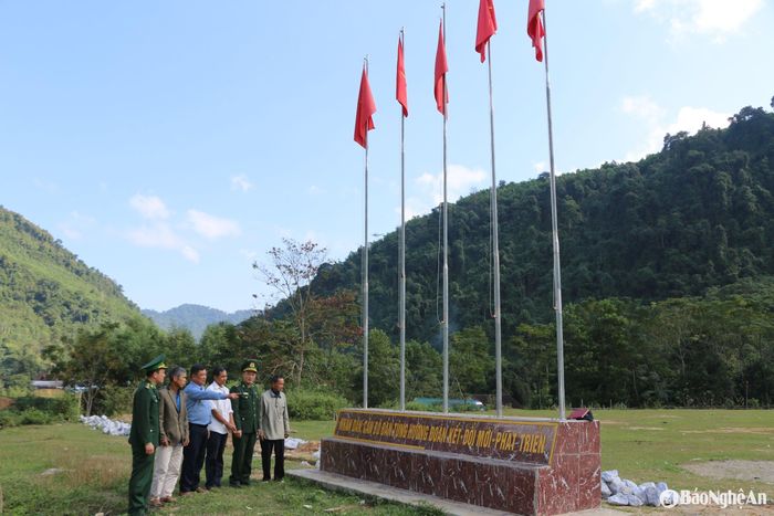 Đảng viên Đồn Biên phòng Tam Quang (Tương Dương) trao đổi với chính quyền địa phương và thôn, bản về xây dựng nông thôn mới. Ảnh: Khánh Ly