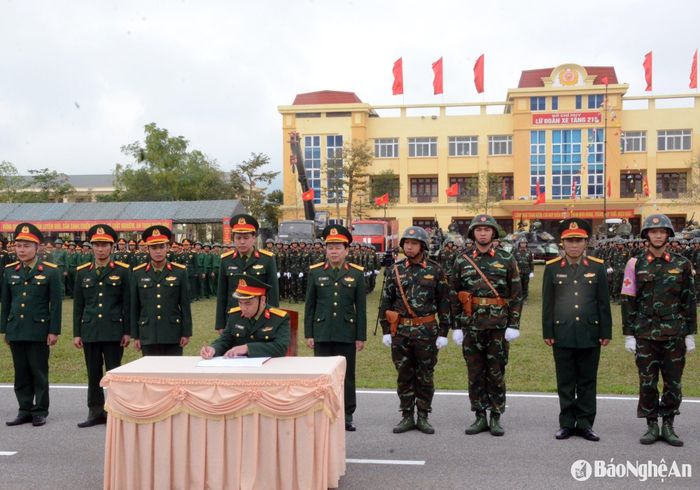 Lữ đoàn Xe tăng 215 ký kết giao ước thi đua. Ảnh: Thành Chung