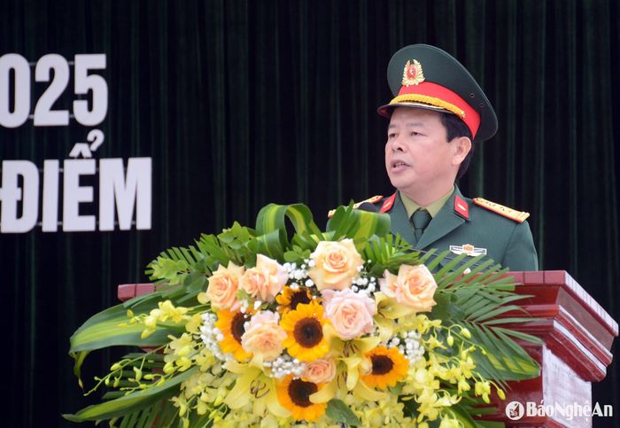 Đại tá Lê Hải Đăng - Lữ đoàn trưởng Lữ đoàn Xe tăng 215 quán triệt nhiệm vụ huấn luyện năm 2025. Ảnh: Thành Chung