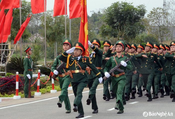 Lữ đoàn Xe tăng 215 tiến hành duyệt đội ngũ. Ảnh: Thành Chung
