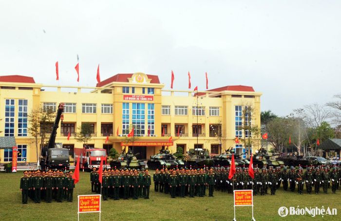 Lữ đoàn Xe tăng 215 ra quân huấn luyện năm 2025. Ảnh: Thành Chung