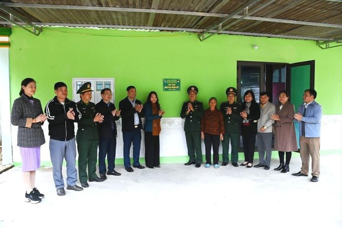 Đồn Biên phòng Nhôn Mai (Tương Dương) cùng các nhà tài trợ và lãnh đạo địa phương khánh thành nhà Đại đoàn kết cho hộ nghèo. Ảnh: Hải Thượng