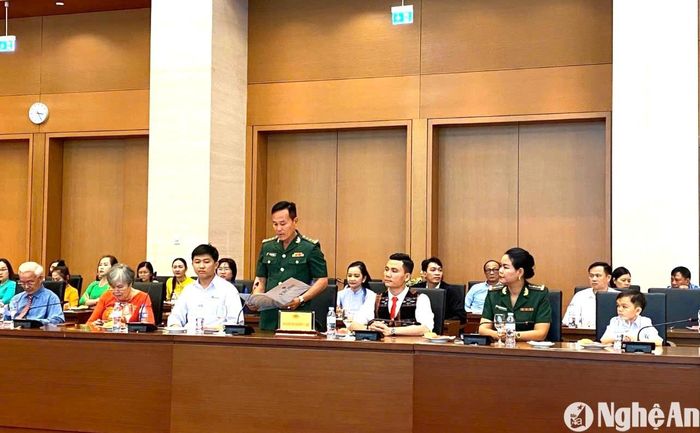 Thượng tá Phan Thanh Hồng - Đồn trưởng Đồn Biên phòng Nhôn Mai đại diện đơn vị phát biểu tại buổi gặp mặt giữa Chủ tịch Quốc hội Trần Thanh Mẫn với các cá nhân xuất sắc là người dân tộc thiểu số được trao Giải thưởng Vừ A Dính và tập thể có nhiều mô hình, công trình mang lại lợi ích thiết thực, hiệu quả cao cho đồng bào dân tộc, miền núi và biển đảo năm 2024. Ảnh: CSCC