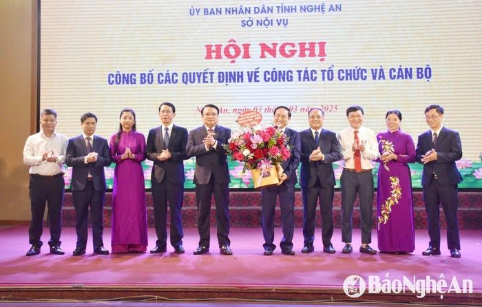Đồng chí Phùng Thành Vinh - Phó Chủ tịch UBND tỉnh tặng hoa đồng chí Đoàn Hồng Vũ - nguyên Ủy viên Ban Chấp hành Đảng bộ tỉnh, nguyên Giám đốc Sở Lao động - Thương binh và Xã hội nghỉ hưu trước tuổi. Ảnh: TL