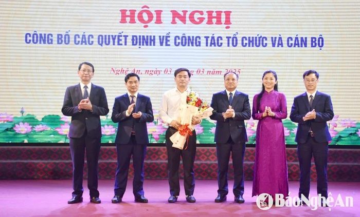 Lãnh đạo Sở Nội vụ tặng hoa cho đồng chí Hồ Sỹ Nguyệt - nguyên Phó Giám đốc Sở Nội vụ chuyển công tác. Ảnh: TL