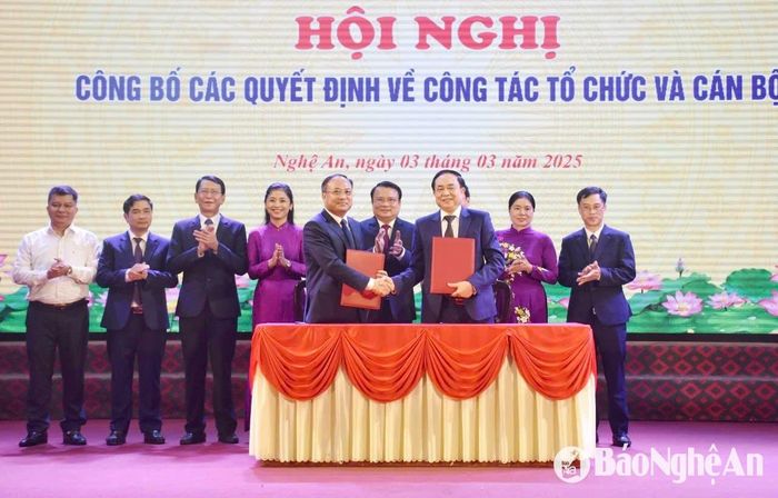 Ký Biên bản bàn giao giữa Sở Lao động - TB và XH (cũ) và Sở Nội vụ (mới). Ảnh: TL