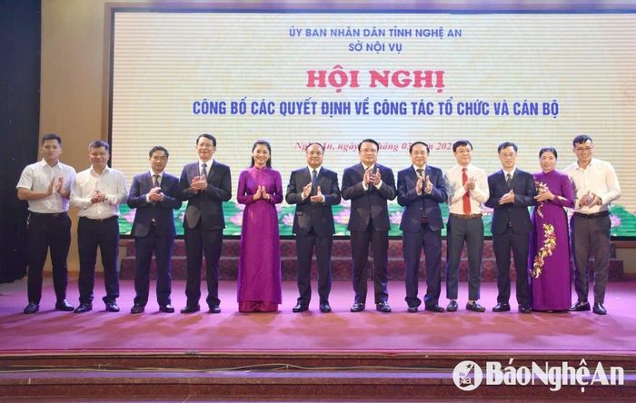 Lãnh đạo tỉnh chúc mừng đại diện lãnh đạo Sở Nội vụ và tổ chức đoàn thể chính trị xã hội. Ảnh: TL