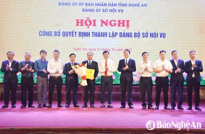 Ra mắt Ban Chấp hành Đảng bộ Sở Nội vụ Nghệ An. Ảnh: TL