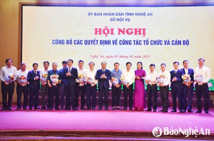 Ra mắt cán bộ lãnh đạo, quản lý các phòng, đơn vị trực thuộc Sở Nội vụ Nghệ An. Ảnh: TL