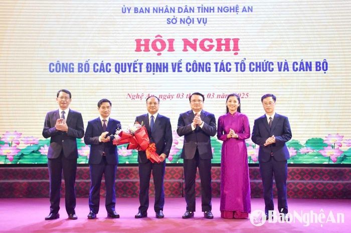 Đồng chí Phùng Thành Vinh - Phó Chủ tịch UBND tỉnh tặng hoa chúc mừng Ban Giám đốc Sở Nội vụ Nghệ An. Ảnh: TL