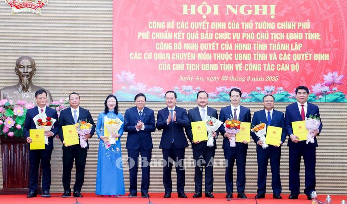 Các đồng chí: Bí thư Tỉnh ủy Nguyễn Đức Trung; Phó Bí thư Tỉnh ủy, Chủ tịch UBND tỉnh Lê Hồng Vinh trao các quyết định, tặng hoa chúc mừng Giám đốc các sở được điều động, bổ nhiệm. Ảnh: Phạm Bằng