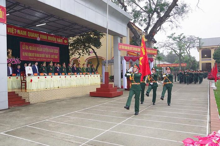 Cán bộ, chiến sĩ LLVT tỉnh duyệt đội ngũ tại Lễ ra quân huấn luyện năm 2025.