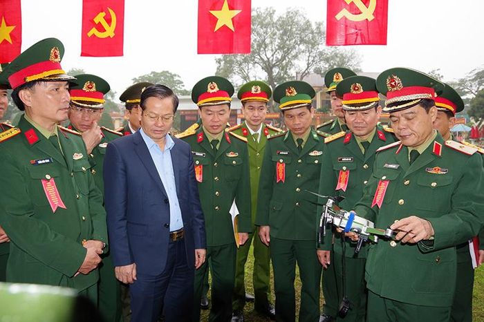 Các đại biểu tham quan sáng kiến, mô hình học cụ năm 2025.