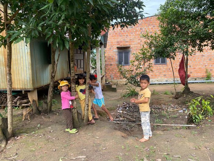  Không ti vi, không điện thoại, những đứa trẻ vùng ngoại ô Pleiku trải qua một tuổi thơ thật nhẹ nhàng, sôi động khiến những người đã trưởng thành không thể không nghĩ về những ngày xưa của chính mình. Ảnh: Hà Duy 