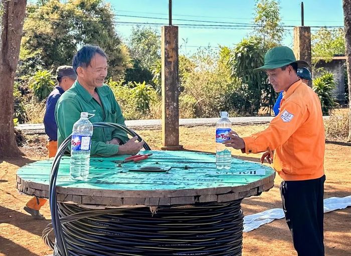  Để có đủ nguồn điện đáp ứng nhu cầu bơm tưới cho 22 ha cà phê của các thành viên, 12 hộ dân thuộc tổ đường dây công tơ 97 (thôn 1, xã Diên Phú) đã chung nhau đóng góp để thay đường dây. Ông Trương Hồng Phú (áo xanh), tổ trưởng đường dây công tơ 97 cho biết: Đường dây điện ở đây đã quá lâu, nay xuống cấp nên hay bị cháy, gây ảnh hưởng nhiều đến việc chăm sóc vườn cà phê. Ảnh: Hà Duy 