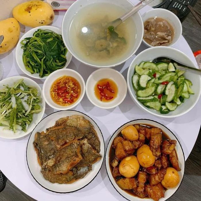 Mâm cơm gia đình - nơi tình yêu nảy nở.