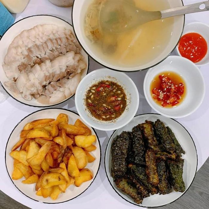 Mâm cơm gia đình, nơi yêu thương được sẻ chia.