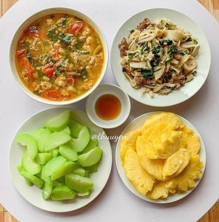 Mâm cơm sum vầy, hạnh phúc đủ đầy.