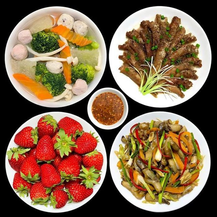 Thêm một mâm cơm có cả món thịt và món hải sản.