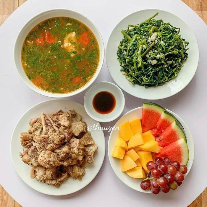 Mâm cơm nhỏ, tình thương lớn.