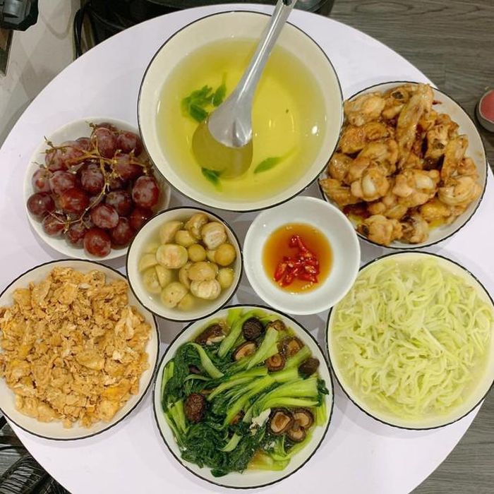 Bữa cơm giản dị, hạnh phúc đủ đầy.