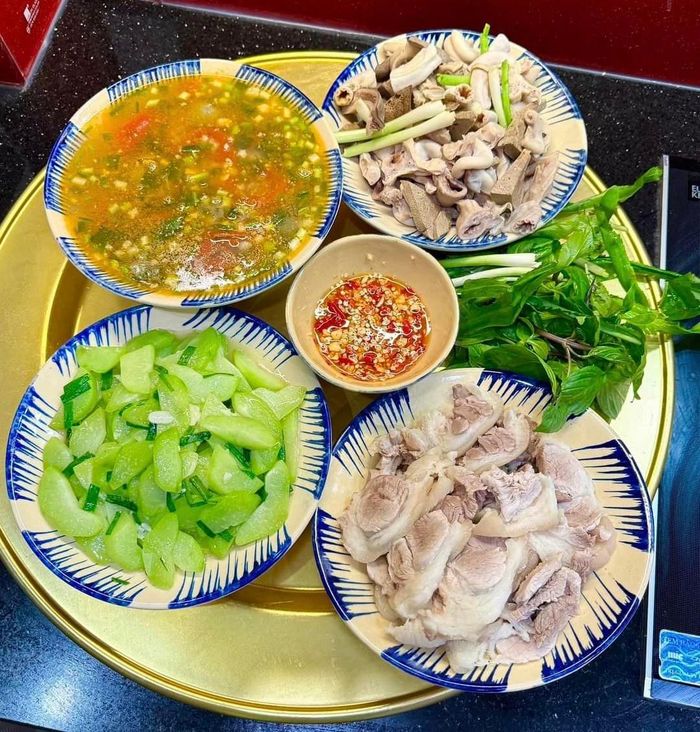 Chẳng có bữa ăn nào ấm áp bằng cơm nhà.